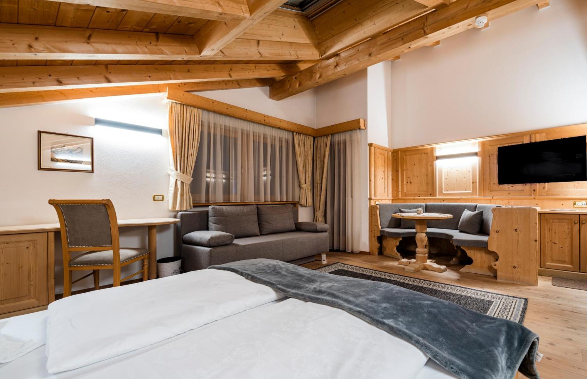 Garni Hotel Rosengarten B&B Selva di Val Gardena Exterior foto